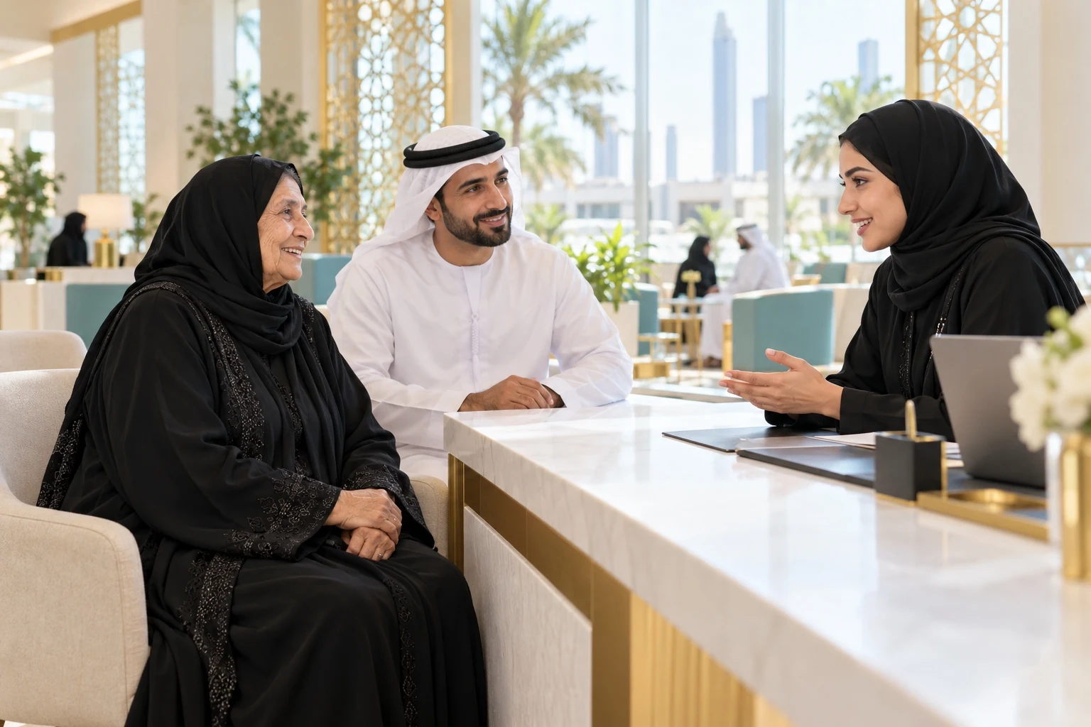 امرأة من كبار المواطنين وشاب يتحدثان مع موظفة خدمة